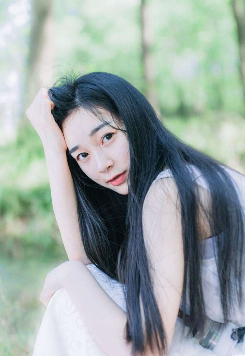 “是啊，夜凰！”伏德眼中，闪过一抹怅然：“一入夜凰，身不由己，呵呵，如果能够完成主人交代下来的任务，夜凰可以恢复自由之身，否则，任务失败，死，到现在，我还不知道有哪个夜凰卫是活着离开的，本以为我会是第一个，如今看来，呵呵……”